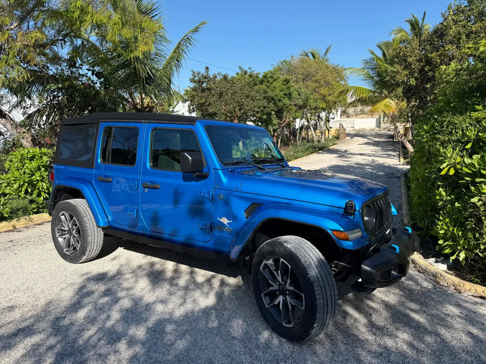 Jeep Wrangler 4xe Convertible · Blue · Soft top